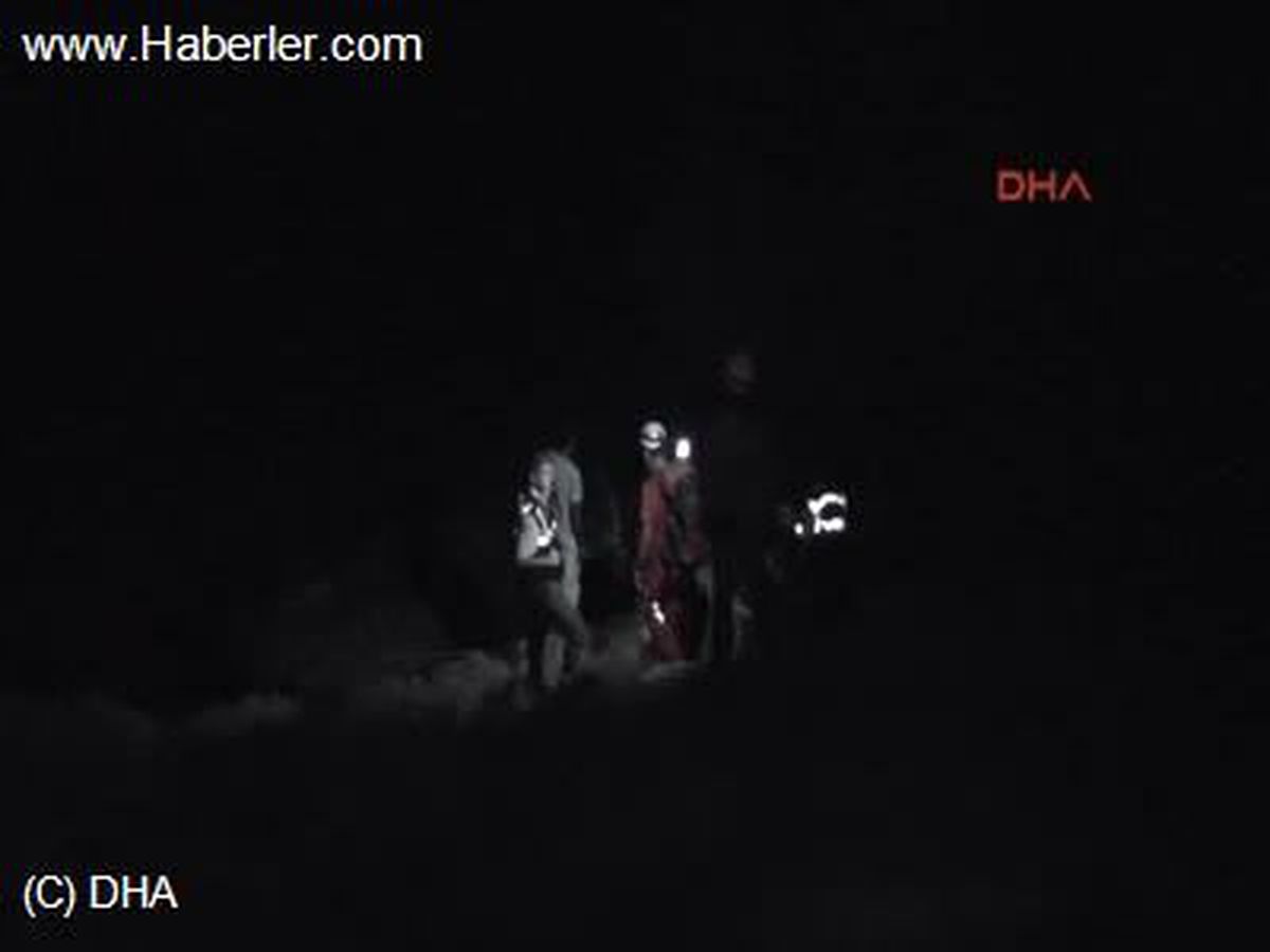 Muğla\'nın Datça İlçesi\'nde, Tekneleri Fırtınada Sürüklenerek Kayalıklara Çarpan Üç İngiliz Denizci...