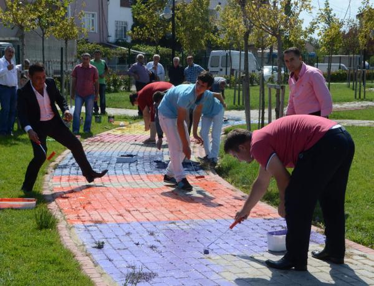 Tekirdağ\'da Parkı Rengarenk Boyadılar