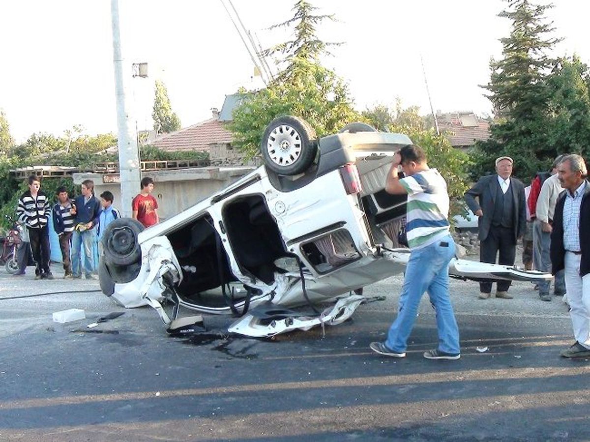 Refüje Çarpan Kamyonet Devrildi: 1 Ölü, 5 Yaralı