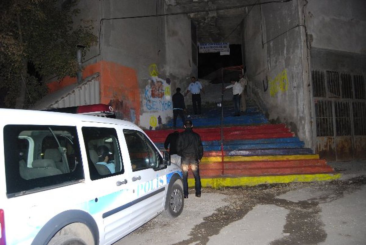 Renklenen Merdivenler Griye Boyandı