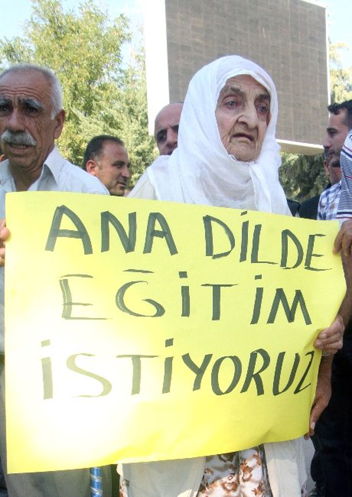 Silvan\'da Anadilde Eğitim İçin İmza Toplandı