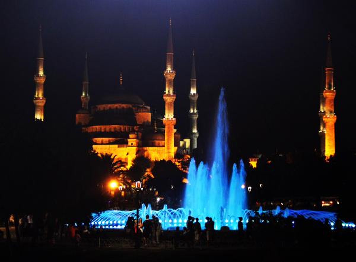 Sultanahmet Meydanı Yazın Son Günlerinde de Kalabalık