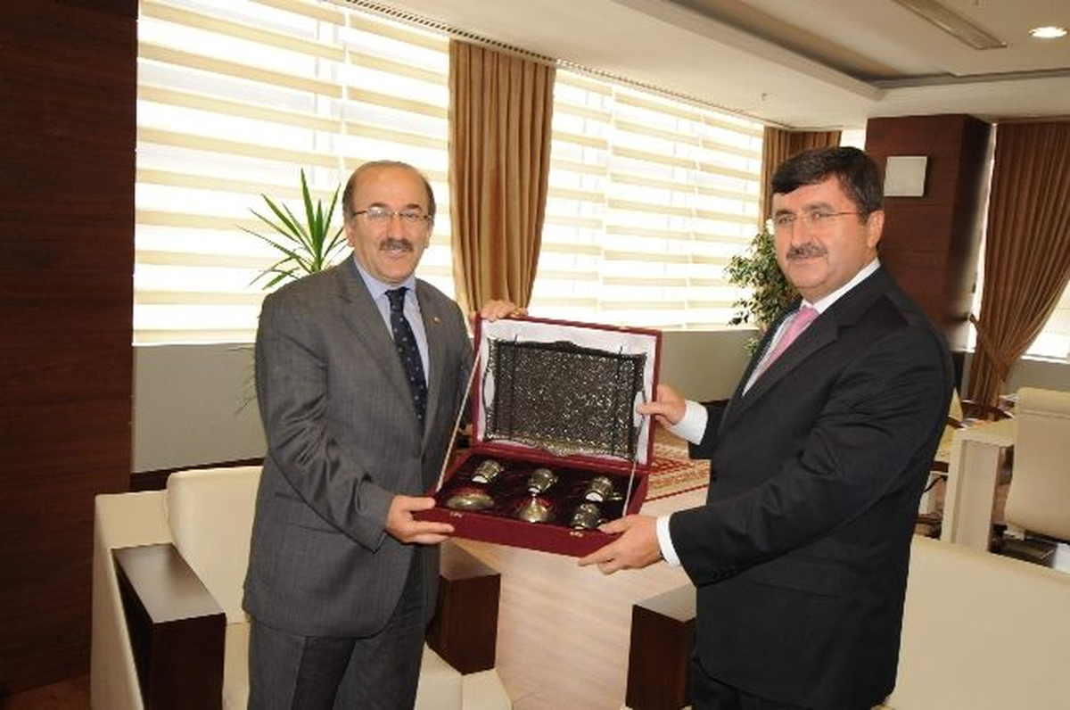 Trabzon Valisi Öz, Belediye Başkanı Gümrükçüoğlu\'nu Ziyaret Etti