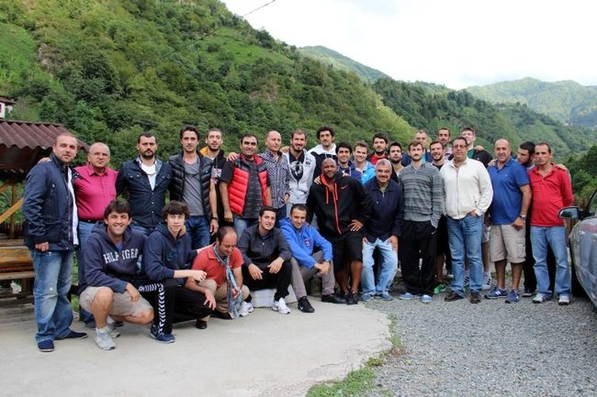 Trabzonspor Basketbol Kulübü\'nden Sporculara ve Teknik Heyete Yemek