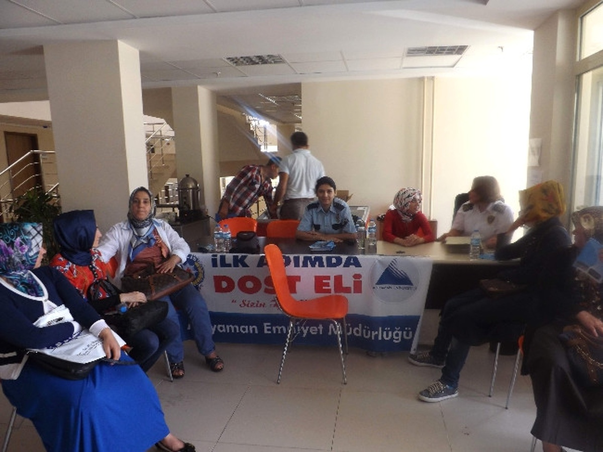 Üniversiteye Kayıt Yapan Öğrencilere Polis Yardımı