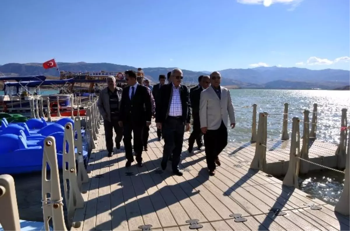 Vali Kemelek Suşehri'nde Tekne Gezintisi Yaptı