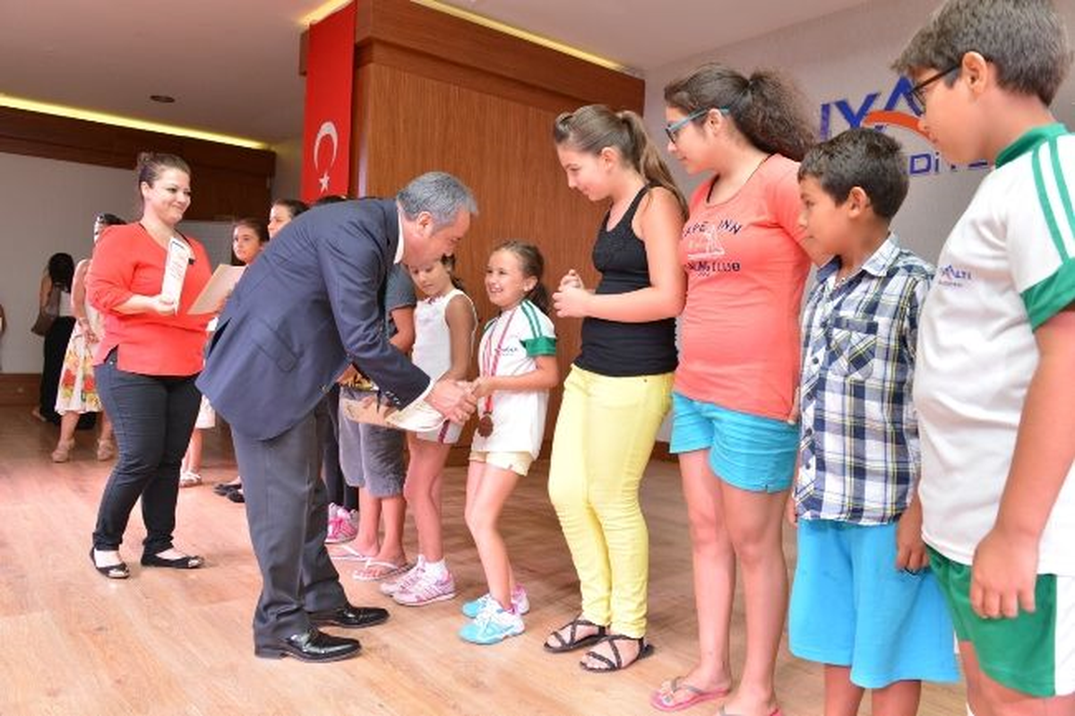 Yaz Sanat Okulu\'nu Tamamlayanlara Sertifika Verildi