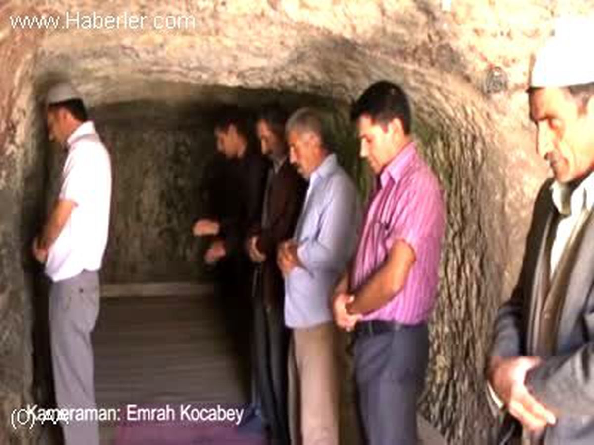 Yer altındaki bin yıllık mescitte namaz kılıyorlar