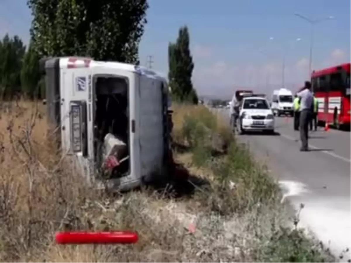 3 Takla Atan Otomobilden Yara Almadan Kurtuldu