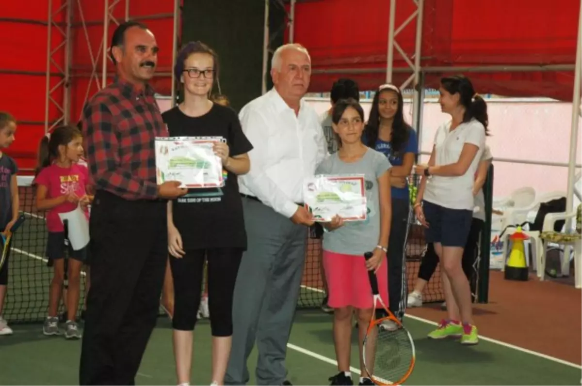 Ali Kılıç Tenis Yaz Okulu Sporcularına Katılım Belgelerini Verdi.