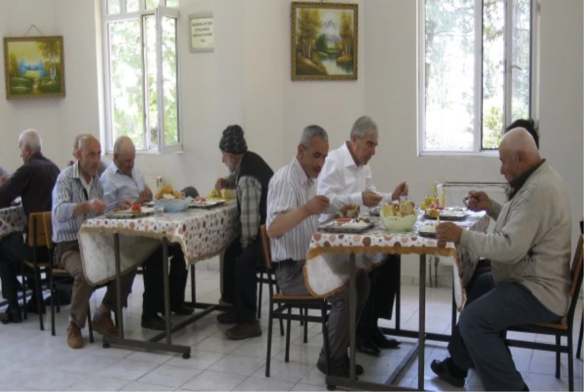 Başkan Yenihan\'dan Huzur Evi Ziyareti
