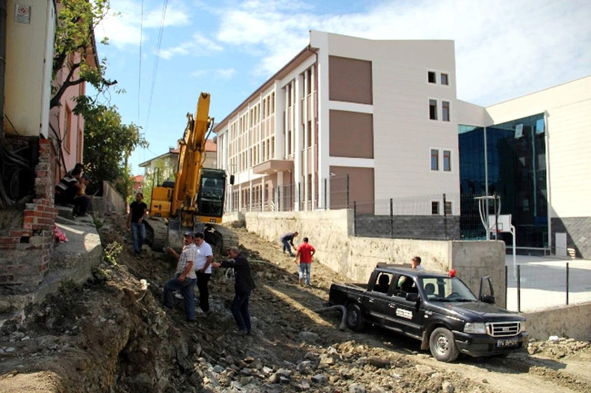 Belediye\'den Okul Yoluna Ulaşım Kolaylığı