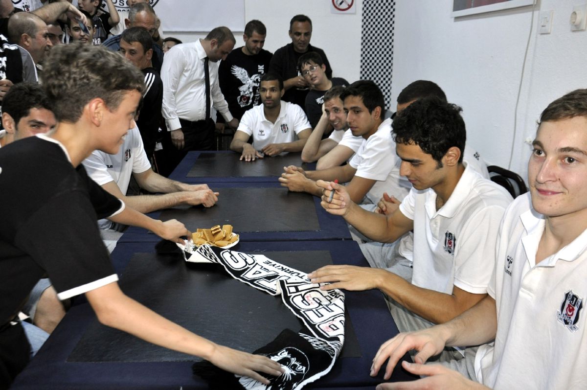 Beşiktaş İntegral Forex Takımı\'na Sevgi Seli