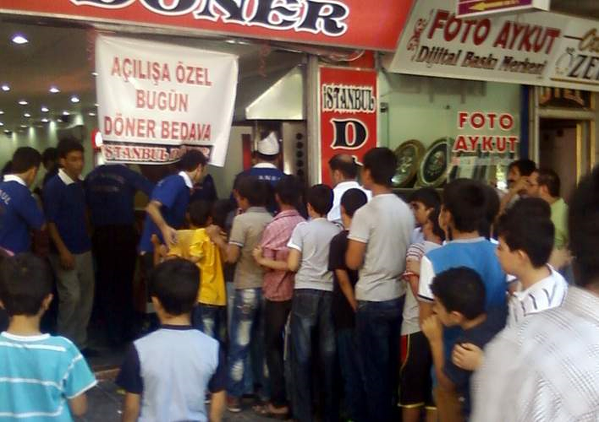 Siirt\'de Bedava Dönere Yoğun İlgi