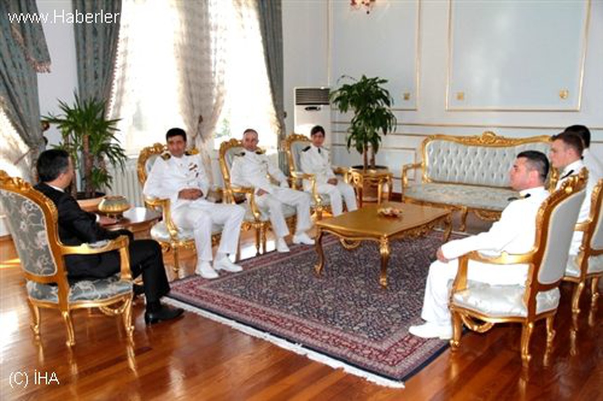 Deniz Harp Okulu Öğrencilerinden Vali Yerlikaya\'ya Ziyaret