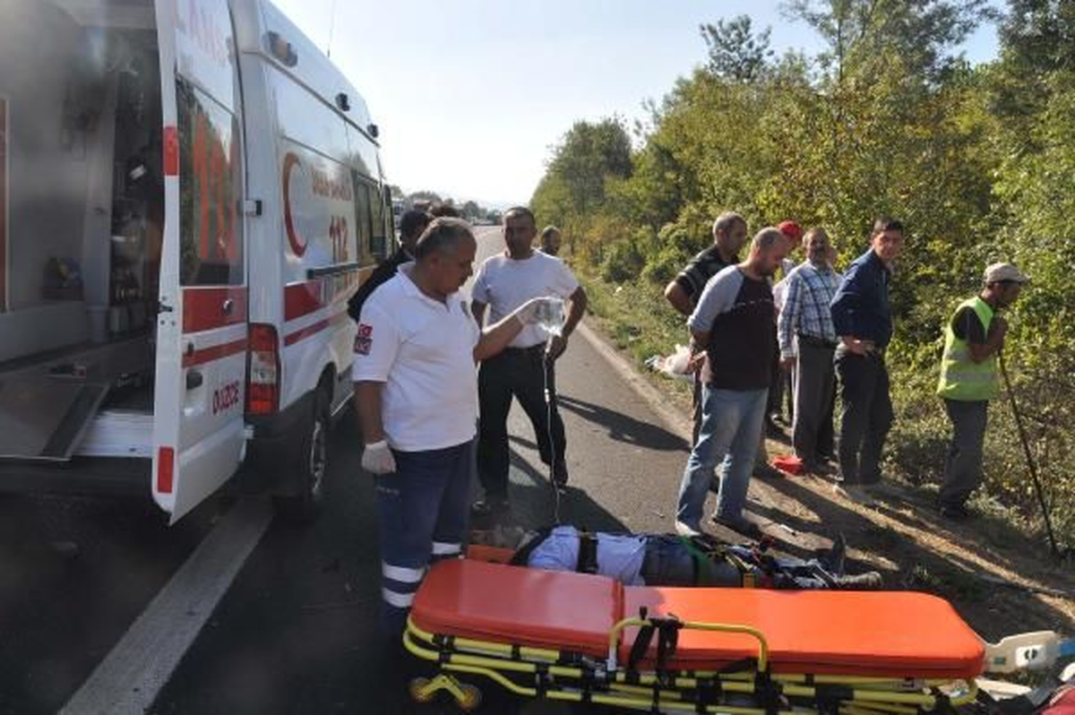 Düzce\'de Otomobil Tırla Çarpıştı: 1 Ölü, 3 Yaralı