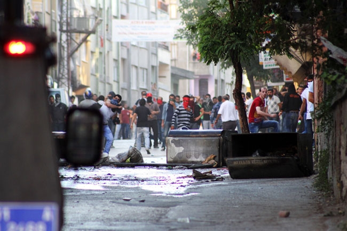 Hatay\'da Cenaze Sonrası Yürüyüş Gerilimi