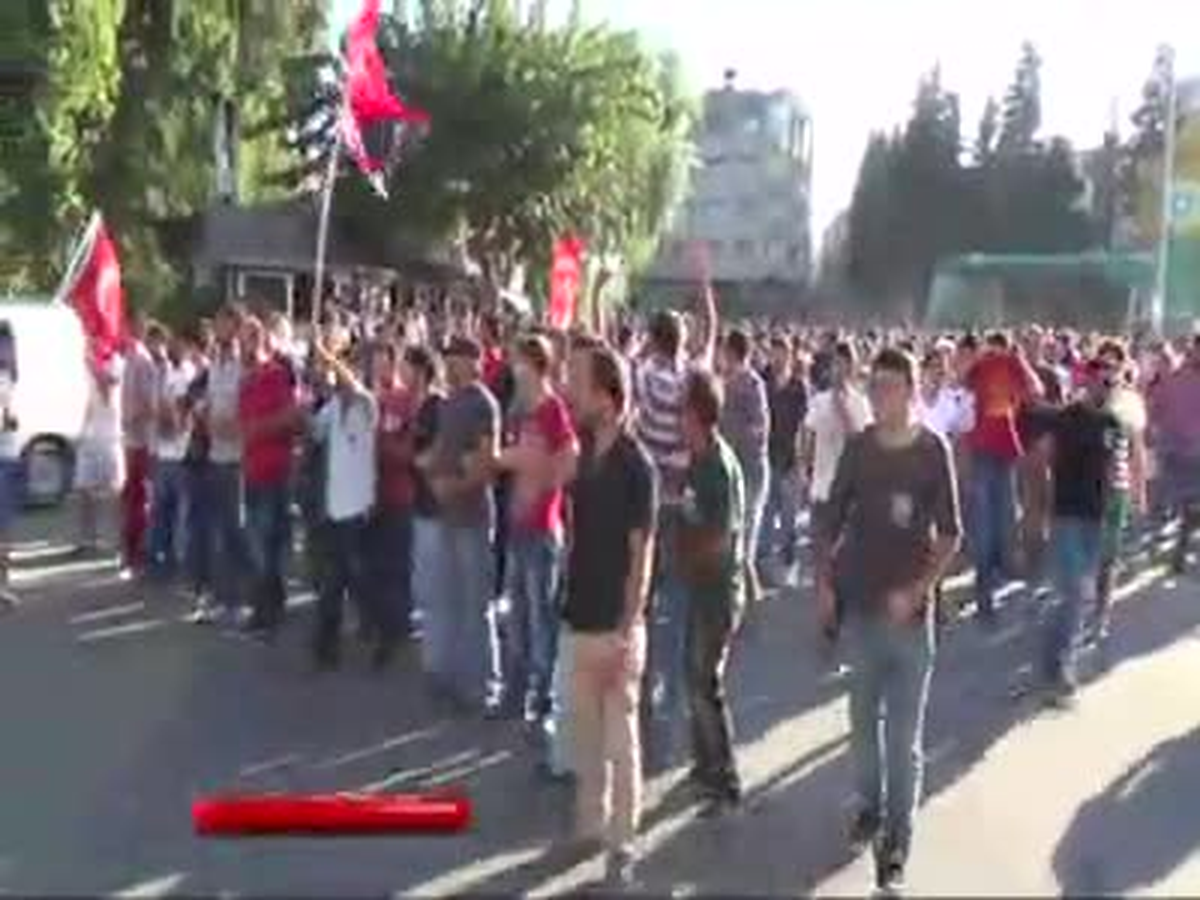 Hatay\'da Cenaze Sonrası Yürüyüş Gerilimi