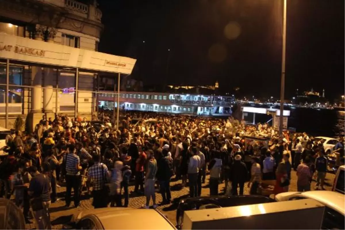 Kadıköy\'den Gelen Gruba Polis Müdahalesi