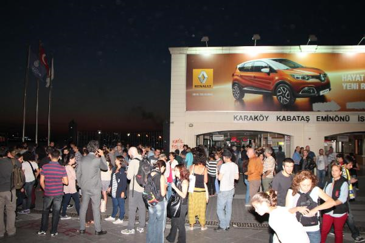 Kadıköy\'den Taksim\'e Gidiyorlar
