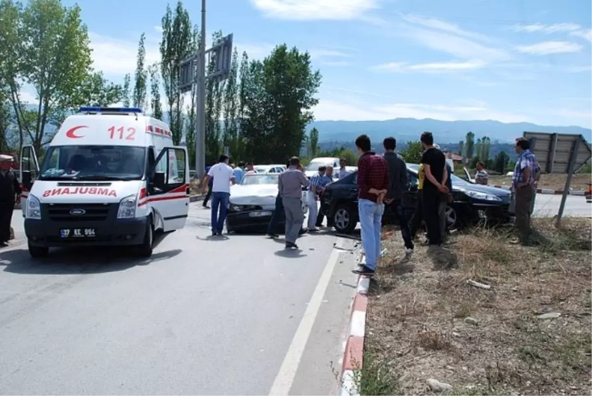 Kastamonu\'da İki Otomobil Çarpıştı: 3 Yaralı