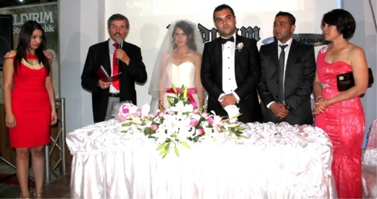 Manisalı ve Uşaklı Avukatlar Alaşehir\'de Düğünde Buluştu