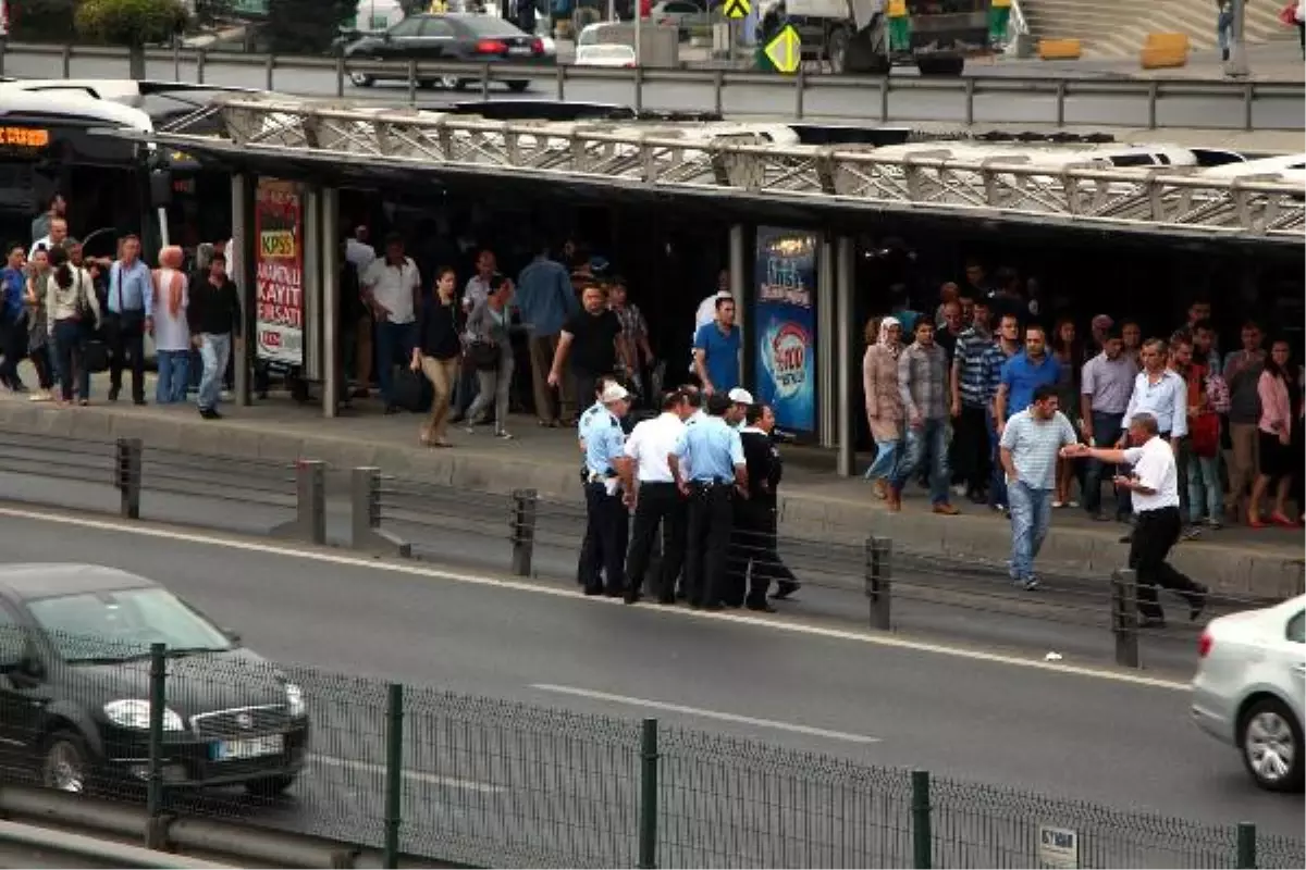 Cevizlibağ\'da, Sarı Çizgiyi Geçen Kadına Metrobüs Çarptı