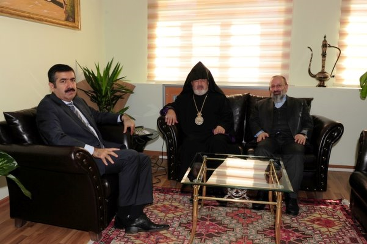 Vali Doğan, Başpiskopos Ateşyan\'ı Kabul Etti