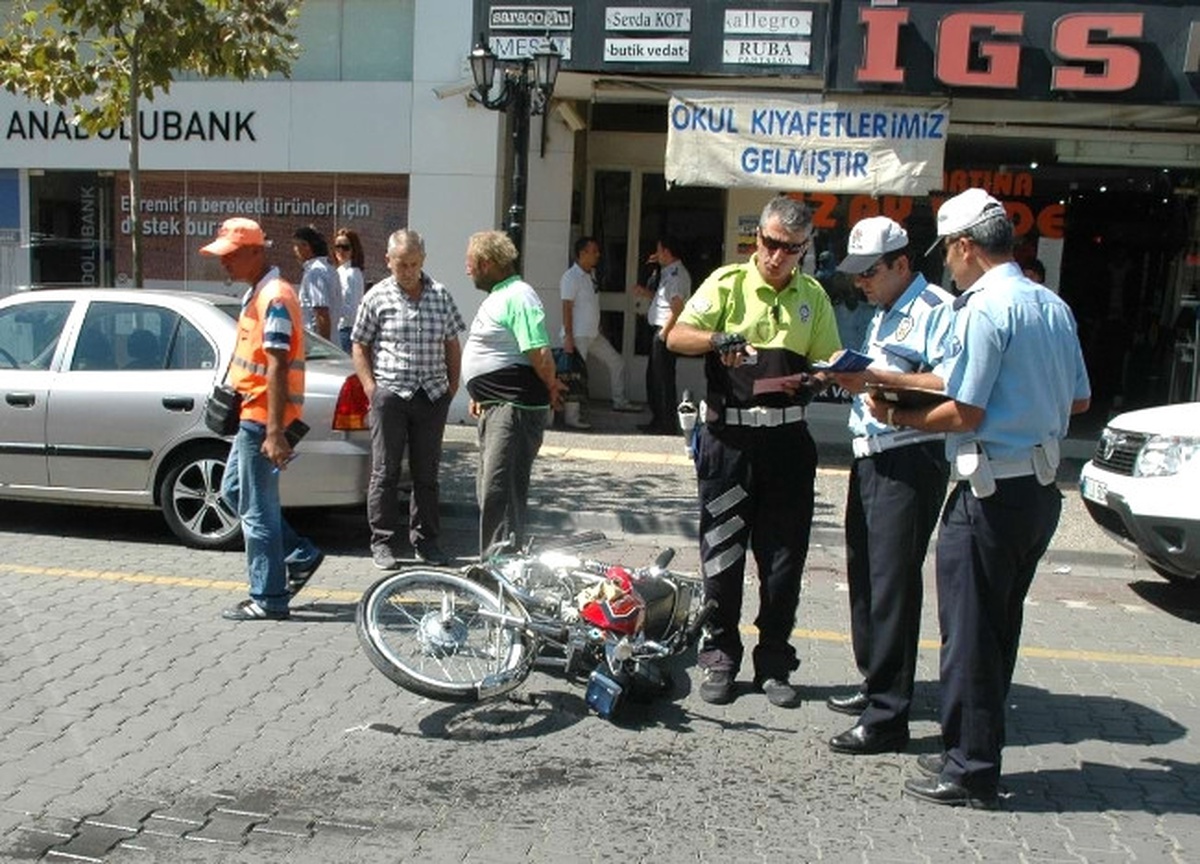 Yeni Aldığı Motosikletle Otomobile Çarptı