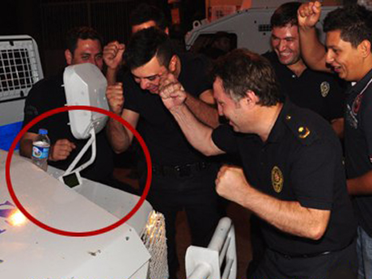 Adana\'da Polis Önce Müdahale Etti Sonra Maç İzledi