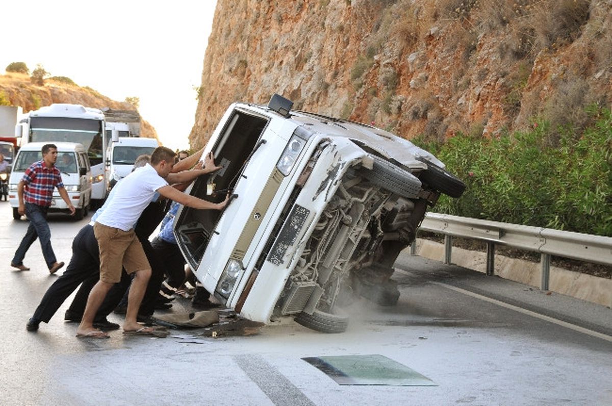 Alanya\'da İsveçli Turistleri Taşıyan Minibüs Devrildi