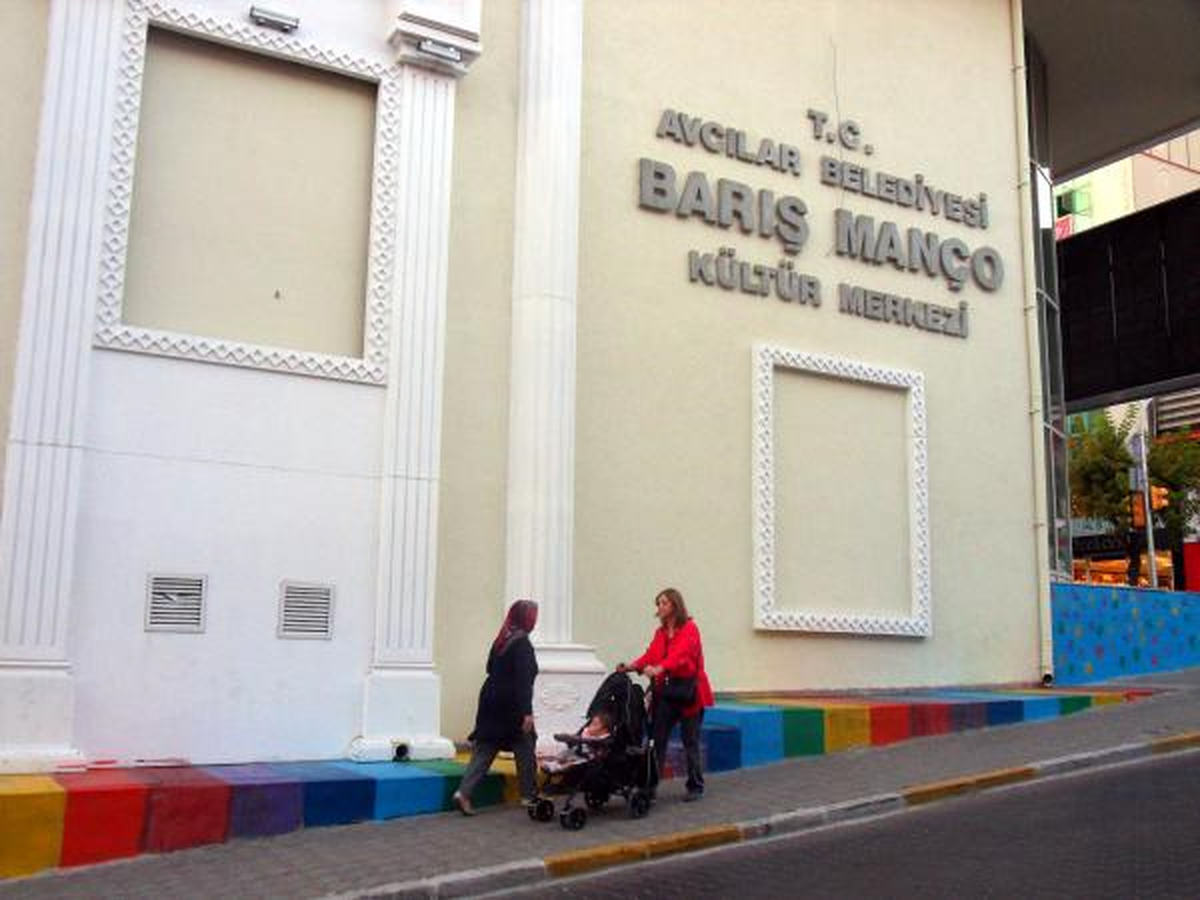 BMKM\'nin Merdivenleri Gökkuşağı Rengine Boyandı