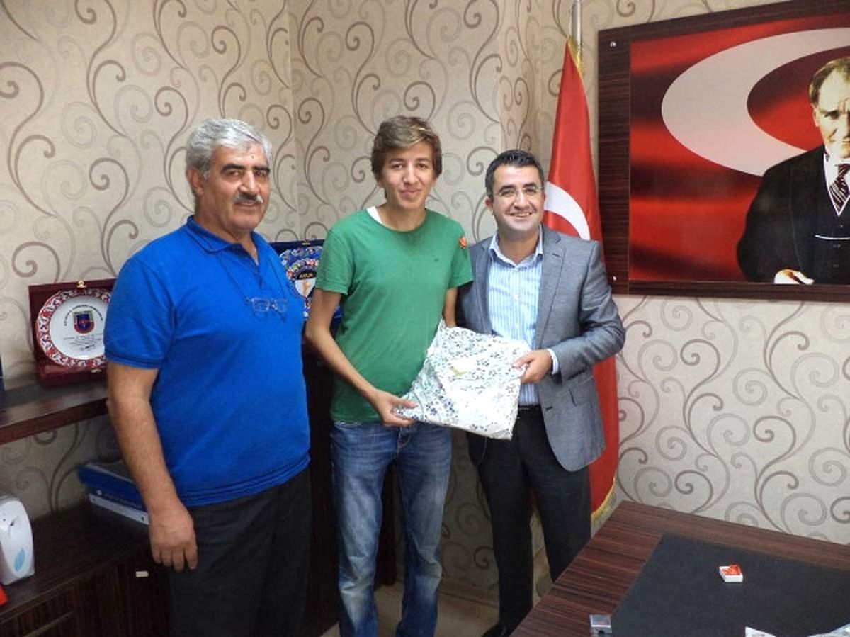Başarılı Öğrenciler Altın ve Kıyafetle Ödüllendirildi