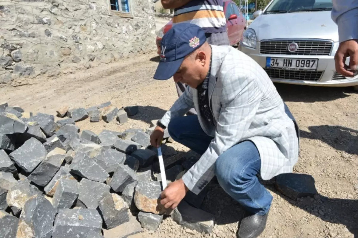 Başkan Korkut; \'Bunların Arasına Ayak Girer\' Dedi Metreyi Alıp Taşları Ölçtü…