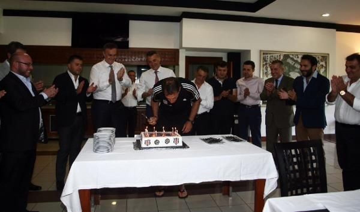 Beşiktaş\'ta Bilic\'e Sürpriz Doğum Günü