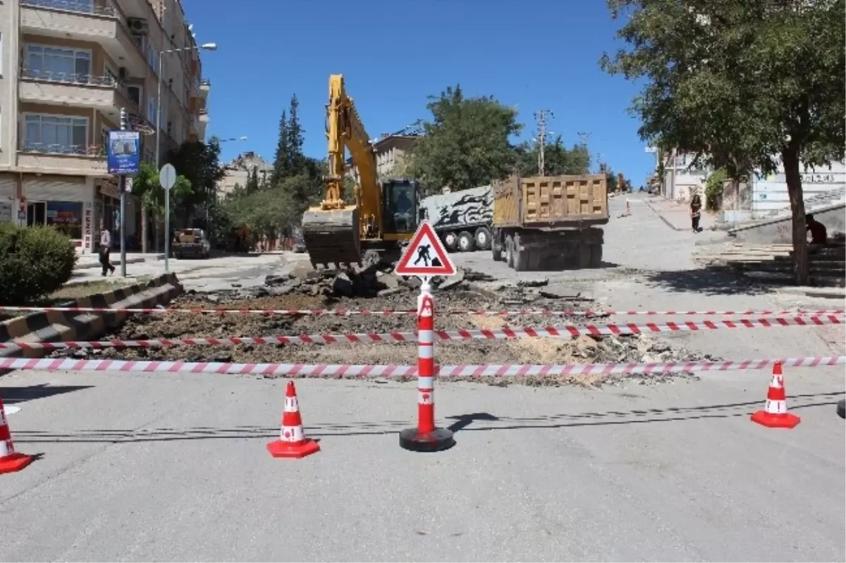 Cumhuriyet Caddesi Yol ve Kaldırım Çalışması Başladı