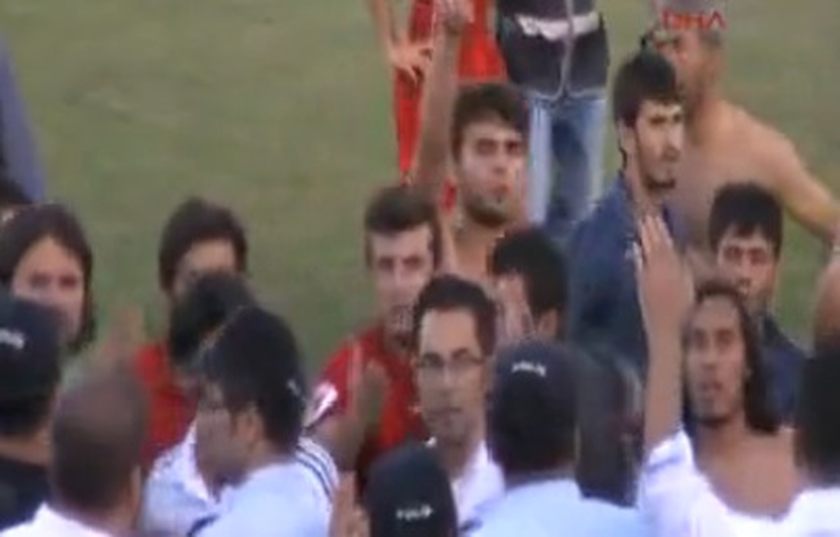Futbolcularla Polis Arasında Arbede Yaşandı