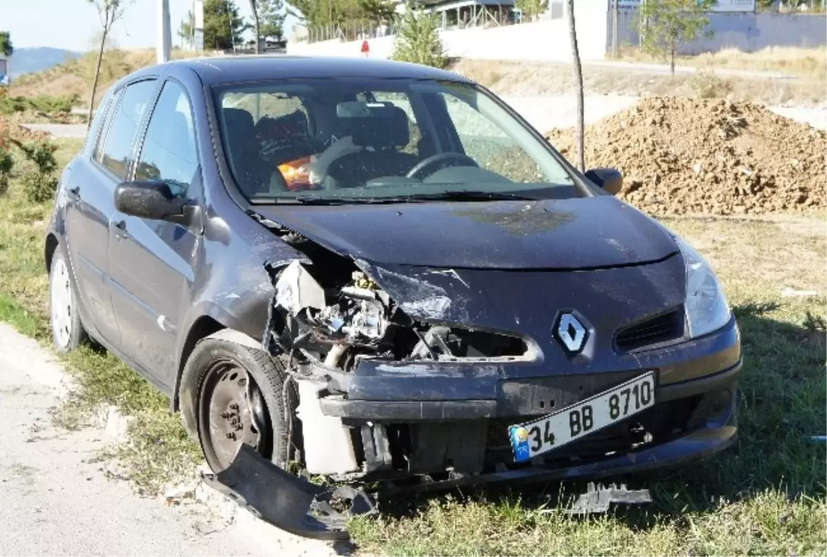 İki Otomobil Çarpıştı İki Kişi Yaralandı