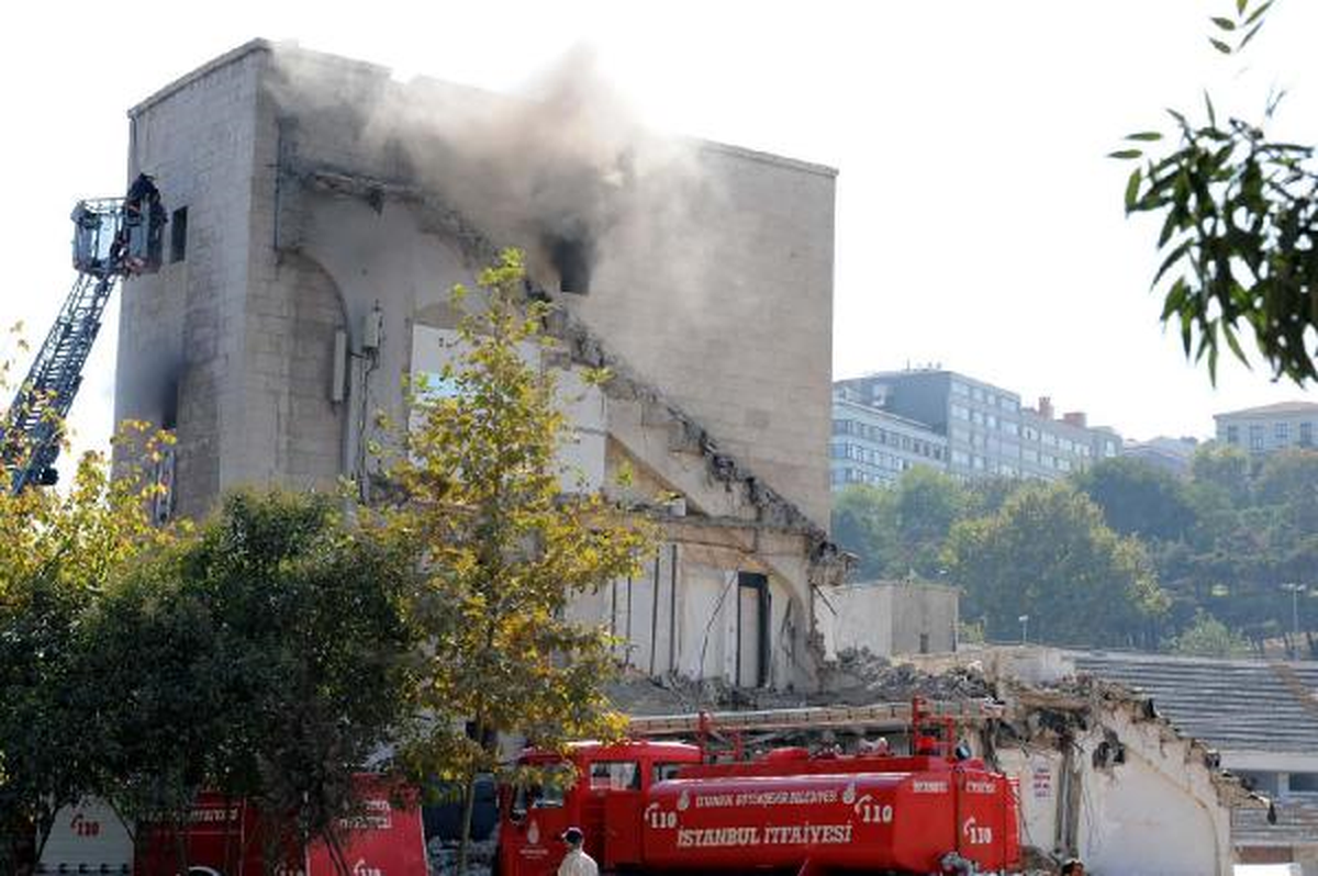 İnönü Stadyumu\'nda Yangın Çıktı