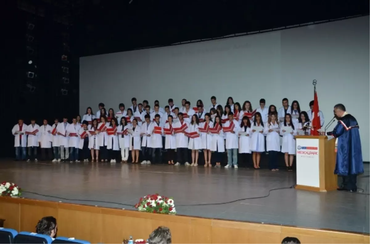 İzmir Üniversitesi\'nde Yeni Bir Dönem Başlıyor