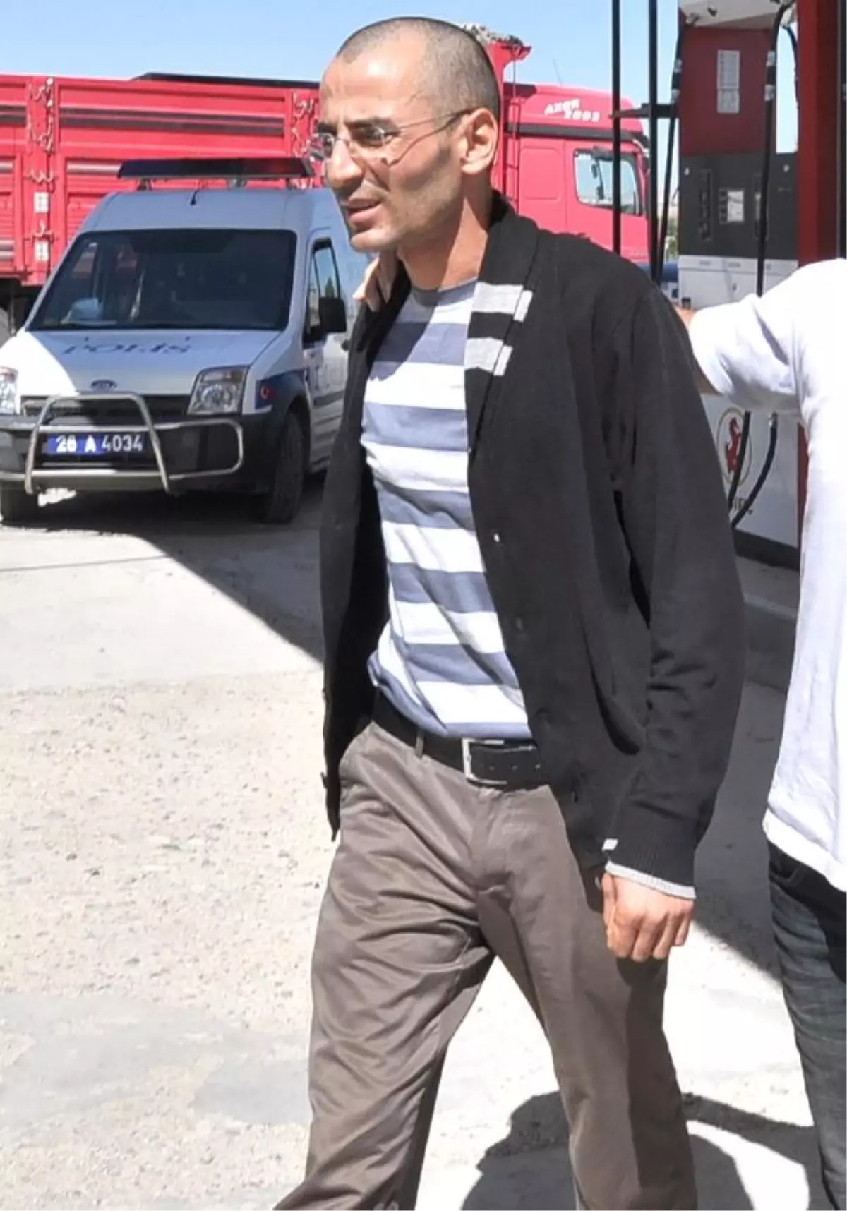 Kadın Çarşafı Giyip, Ayrı Yaşadığı Eşinin Sevgilisini Tabancayla Öldürdü