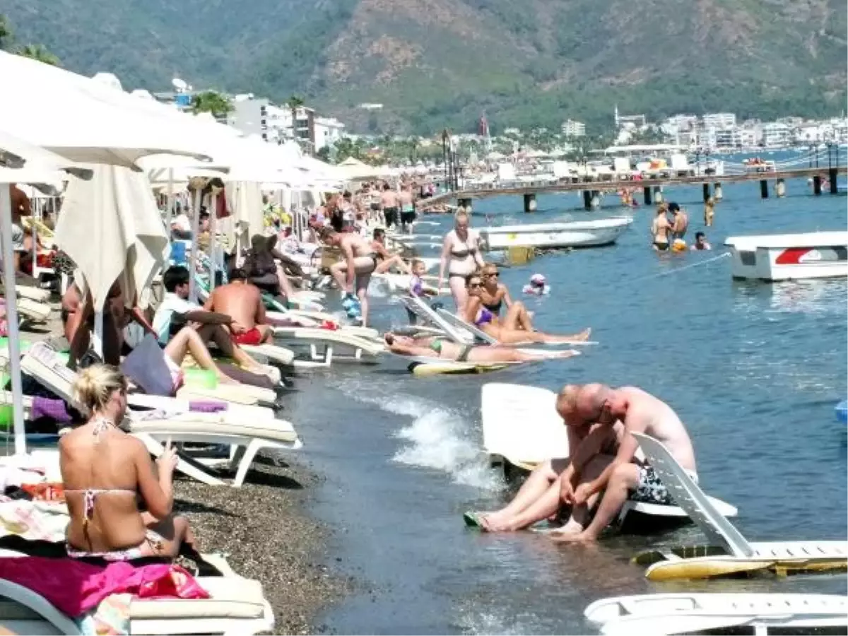 Marmaris\'te Plajlar Tıklım Tıklım