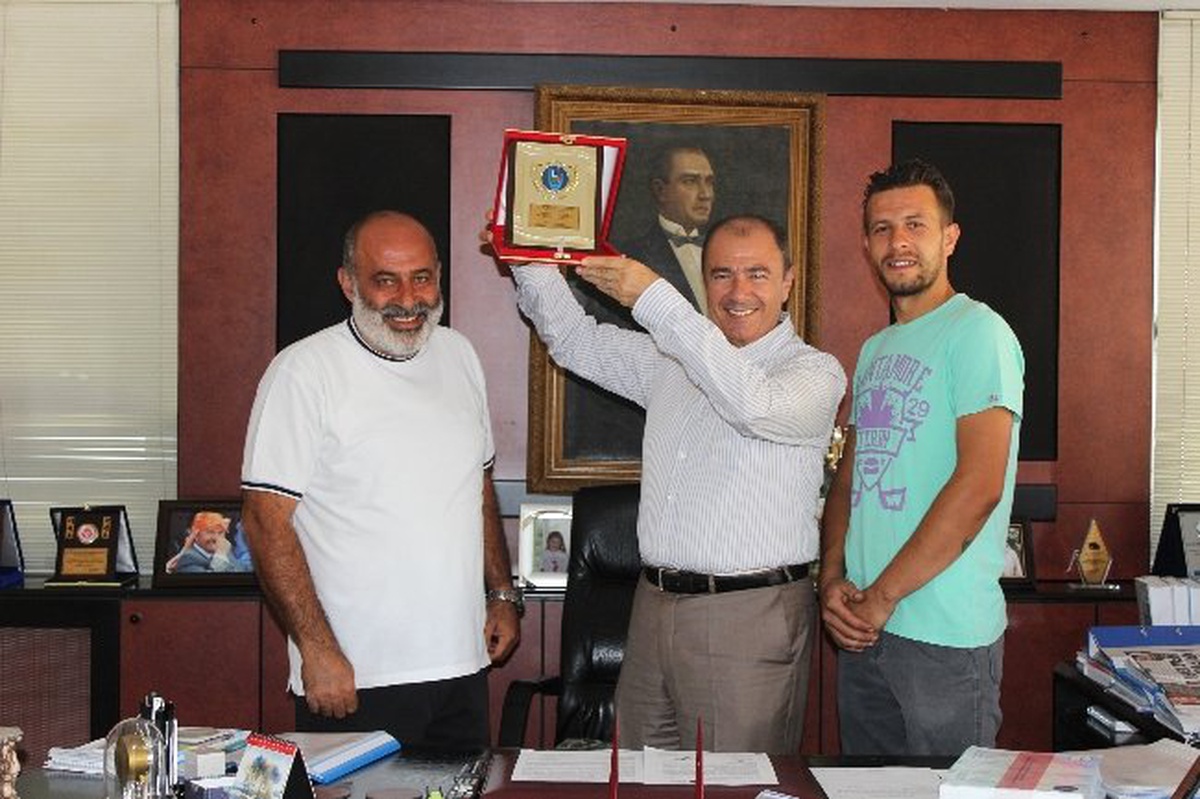 Motosiklet Federasyonu\'ndan Karaosmanoğlu\'na Plaket