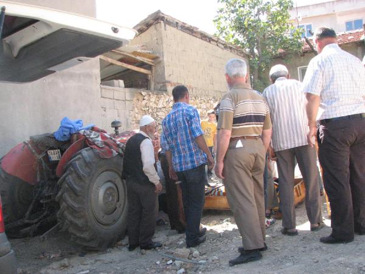 Traktöre Binerken Kalp Krizi Geçirip Öldü