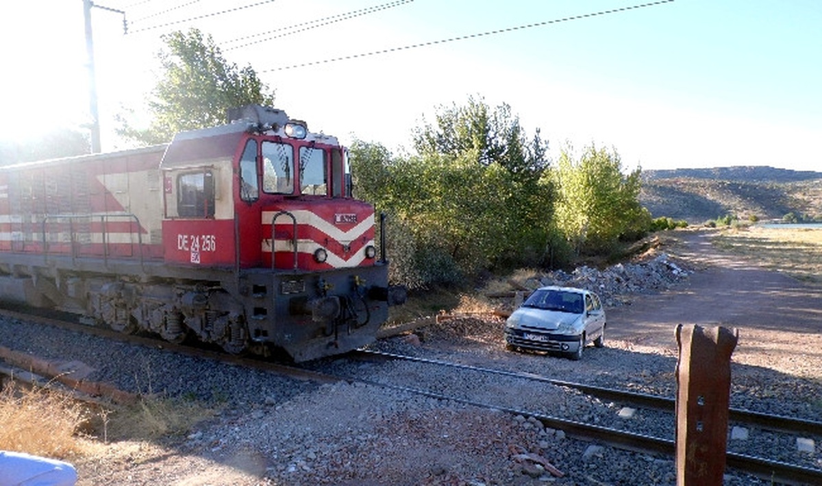 Trenin Çarptığı Otomobilin Sürücüsü Yaralandı