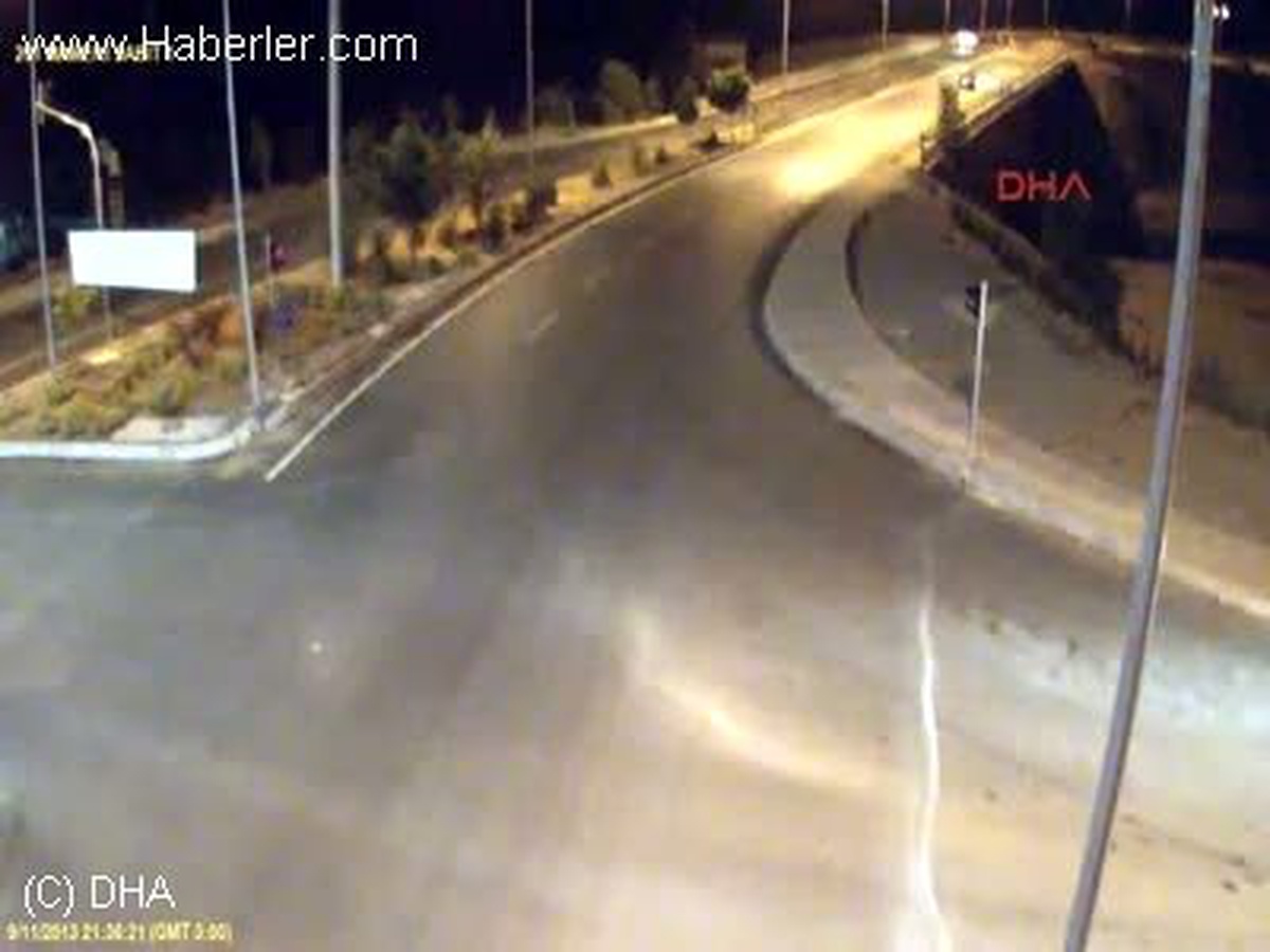Otomobil Köprünün Korkuluklarına Çarptı: 2 Yaralı