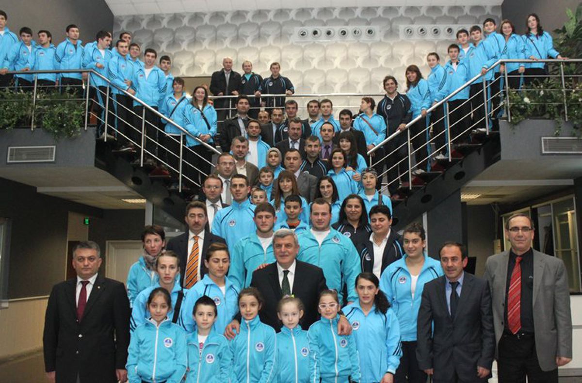 37 Bin Kişilik Dev Bir Camia