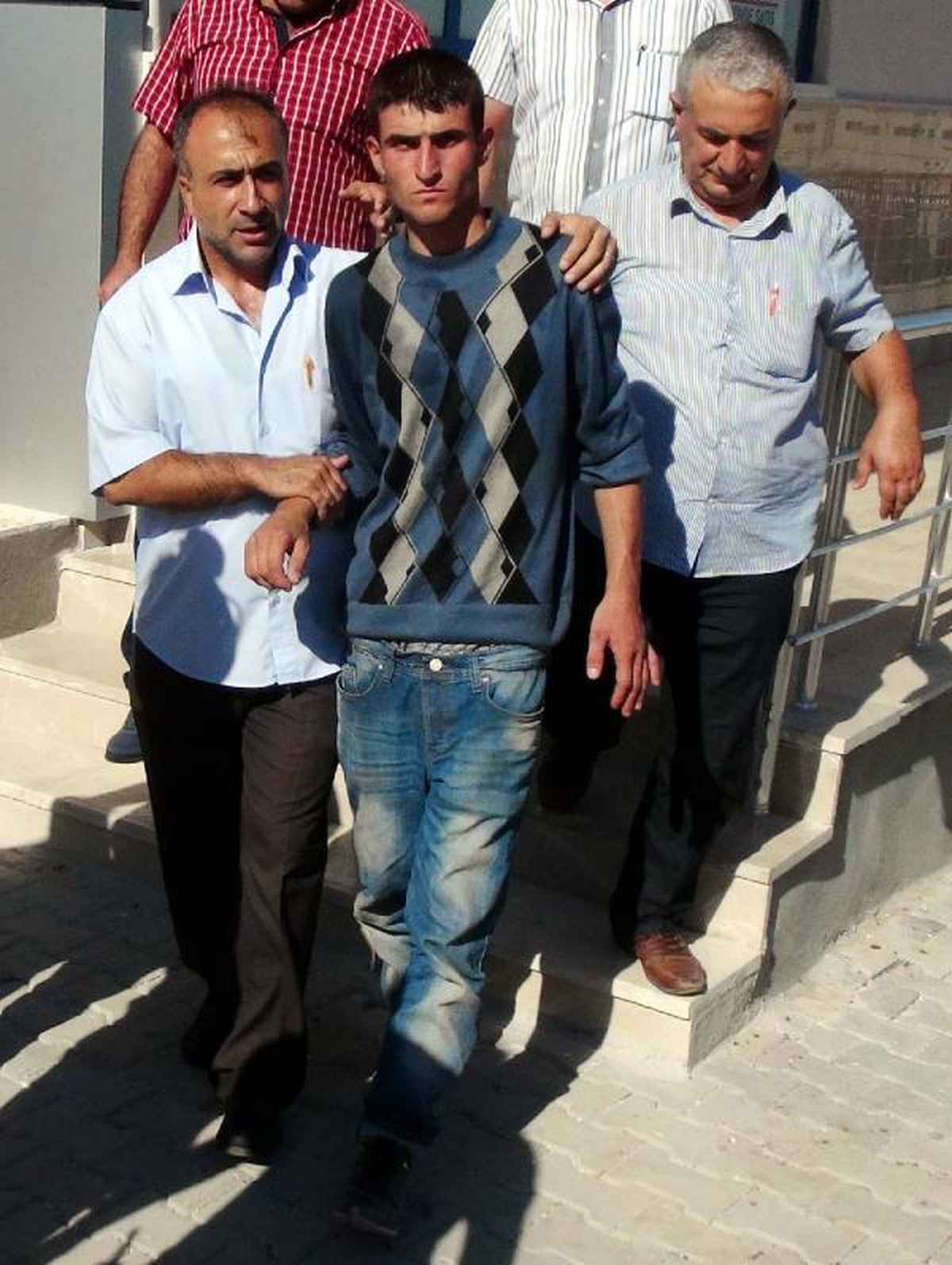Madde Bağımlısı Genç 5\'inci Kattan Atlamak İstedi