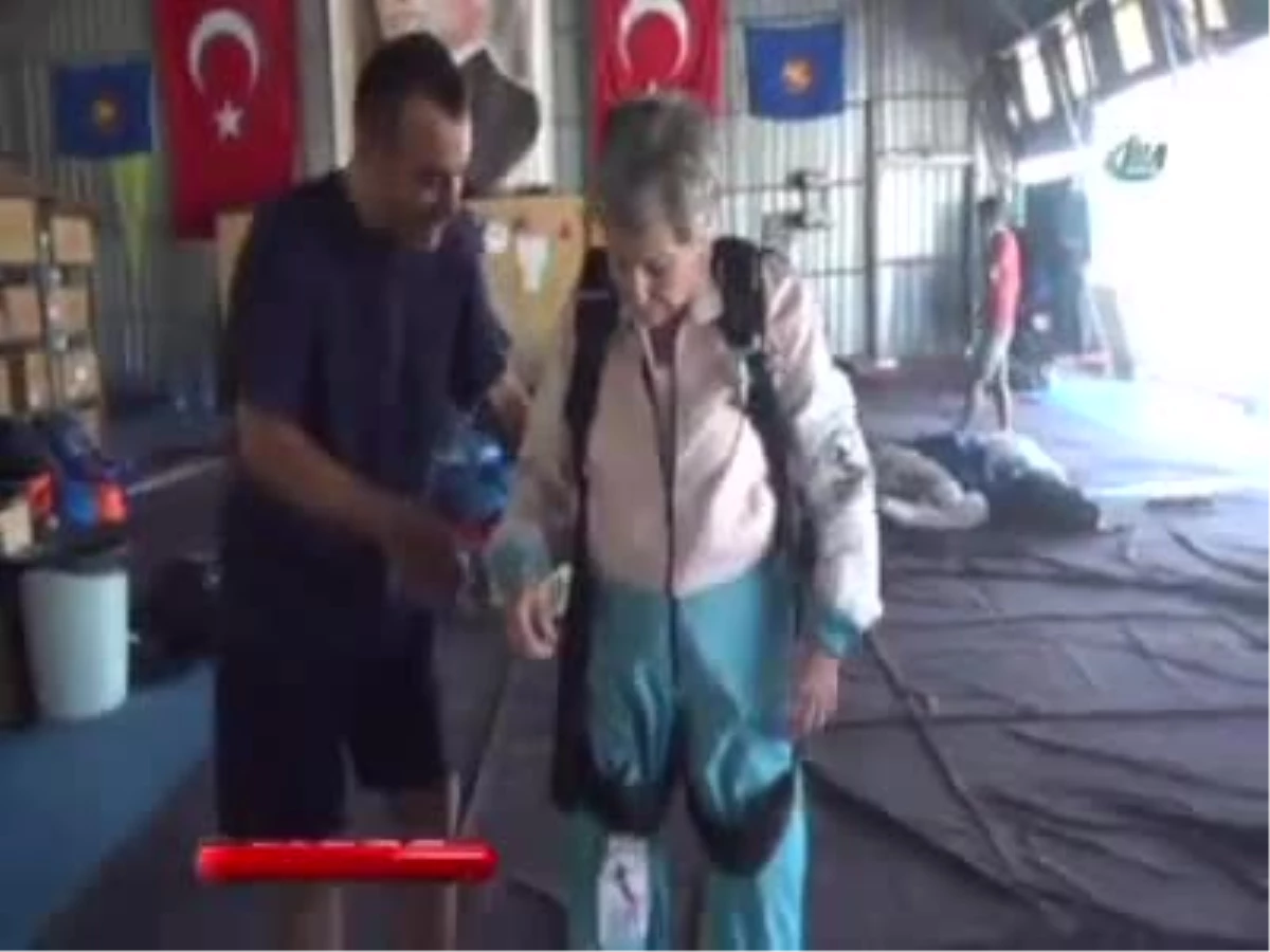 77 Yaşındaki Kadın Paraşütle Atladı