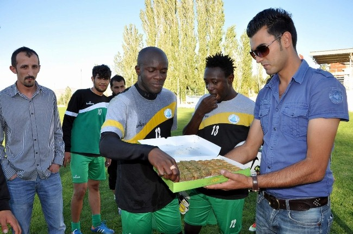 Ak Gençlerden, Suşehri Belediyespor\'a Ziyaret
